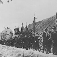 ErsteFahnenweiheUmzug