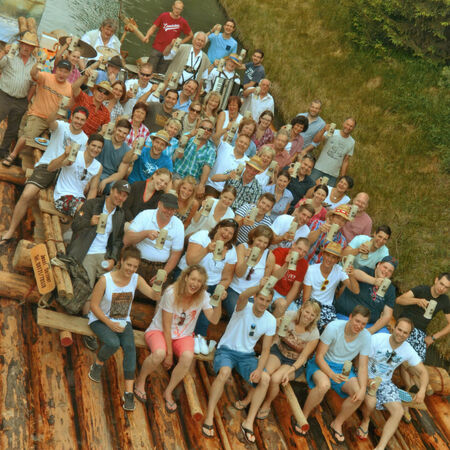 Gruppenbild auf dem Floß bei der Isarfloßfahrt 2015